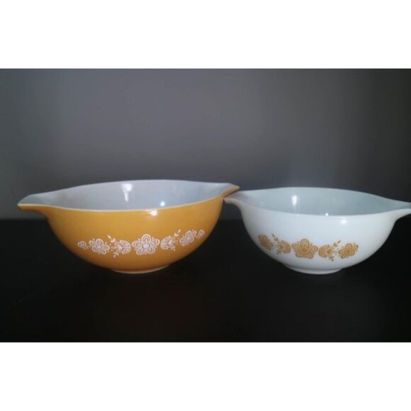 Vintage Pyrex Set of 2 #443 #444 Cinderella Mixing Bowls - Picture 2 of 9